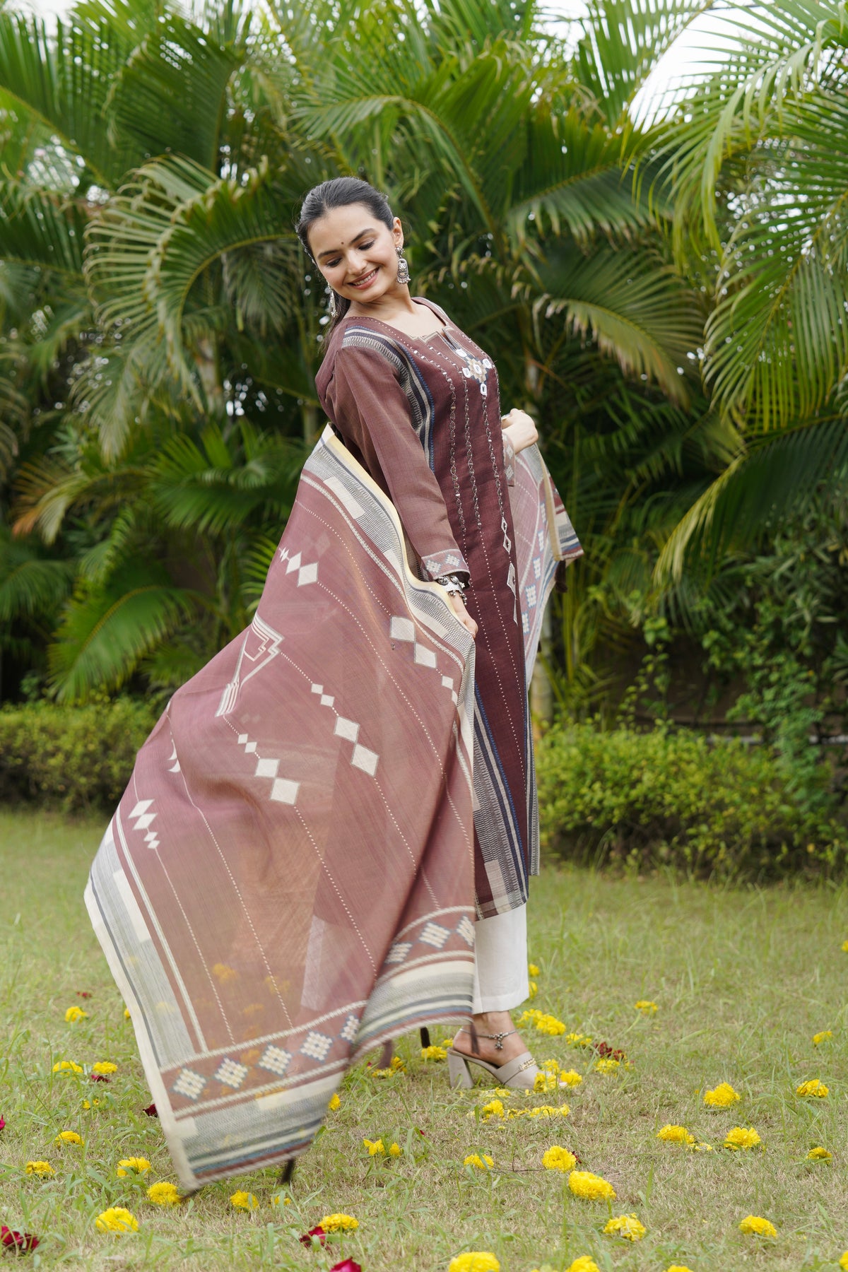 Tana Tarang Handwork Suit Set
